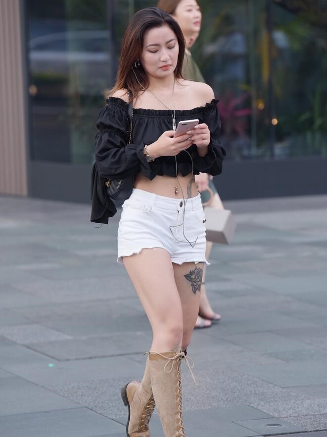 上课时下面流出好多黏黏的液体