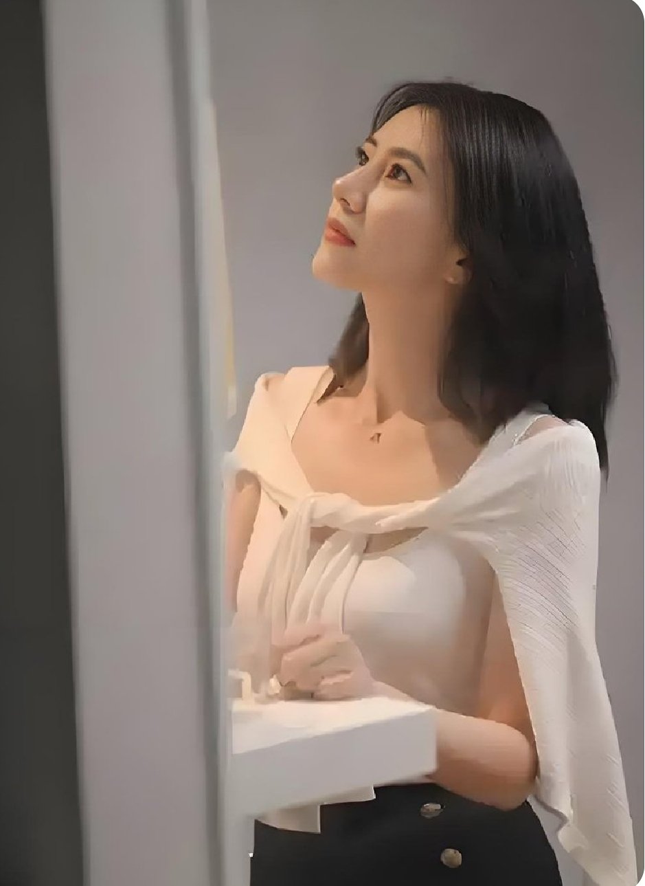 伸进女同桌乳沟里摸爽了